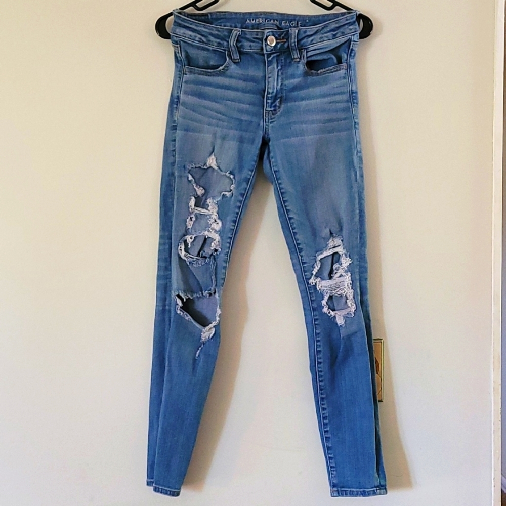 American Eagle distressed ripped jeans. Jeggings. Stretch. Size 6. EUC. Juniors.